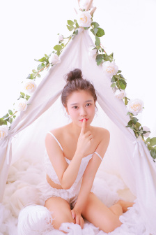 她胸前的一对兔子弹跳出来